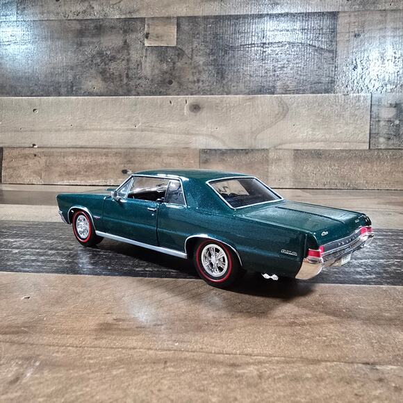 1965 Pontiac GTO Green Diecast Model Car 1:24 Scale - Picture 2 of 9